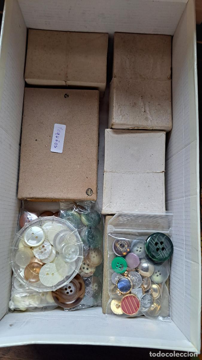 Vintage: BOTONES VARIADOS. DE DISTINTAS &Eacute;POCAS. CAJAS ANTIGUAS. - Foto 11