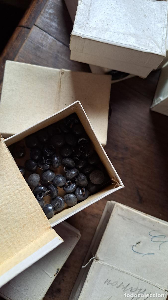 Vintage: BOTONES VARIADOS. DE DISTINTAS &Eacute;POCAS. CAJAS ANTIGUAS. - Foto 12