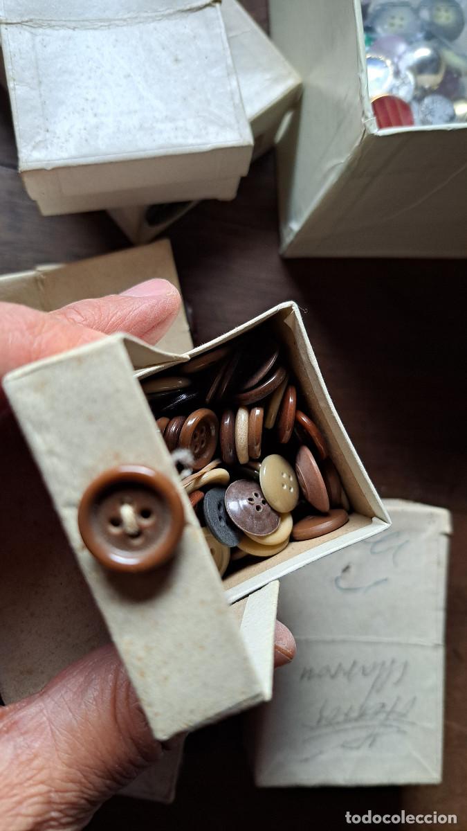 Vintage: BOTONES VARIADOS. DE DISTINTAS &Eacute;POCAS. CAJAS ANTIGUAS. - Foto 13