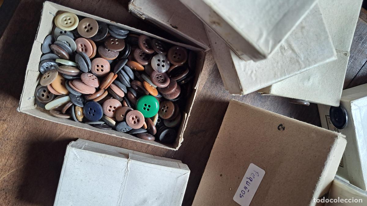 Vintage: BOTONES VARIADOS. DE DISTINTAS &Eacute;POCAS. CAJAS ANTIGUAS. - Foto 15