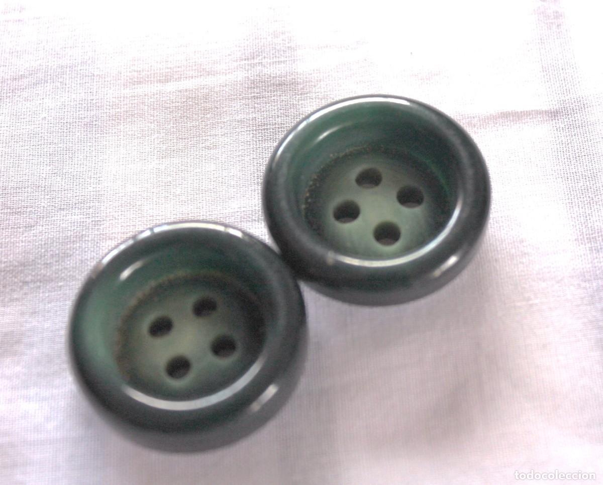 Vintage: 2 BOTONES VERDES DE LOS A&Ntilde;OS 60 - Foto 1