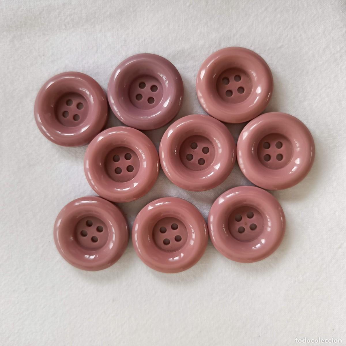 Vintage: 9 consistentes botones, en pasta color rosa palo. Cuatro agujeros, bordes altos y anchos. 2,8 cm.