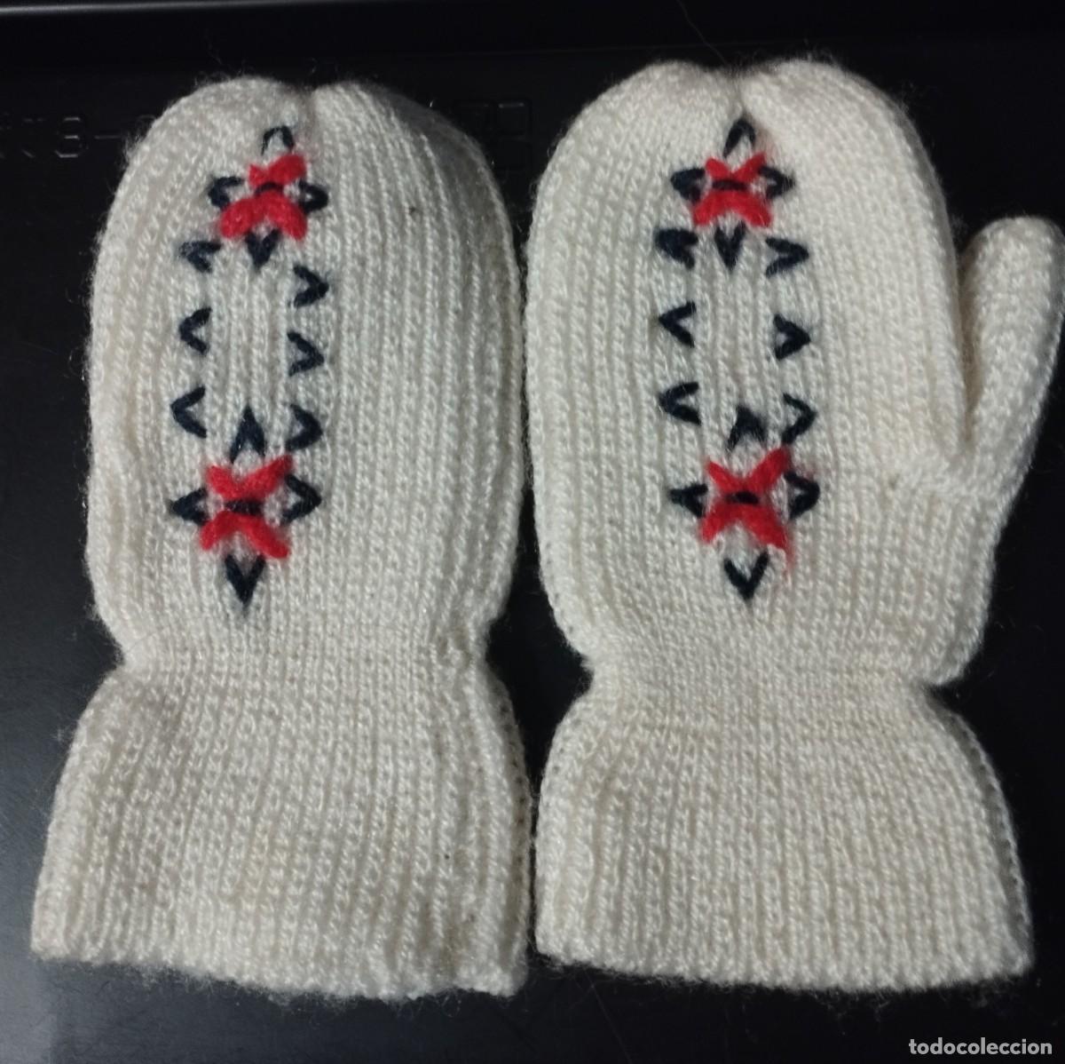 Vintage: Manoplas de bebe de los a&ntilde;os 60 - Foto 1