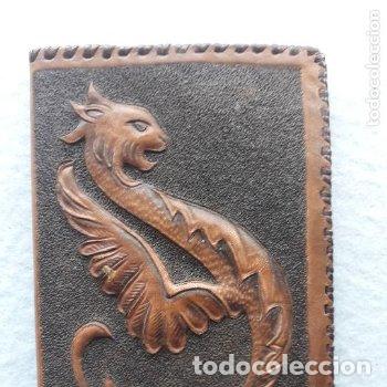 Vintage: Cartera de Piel Repujada. Drag&oacute;n. - Foto 1