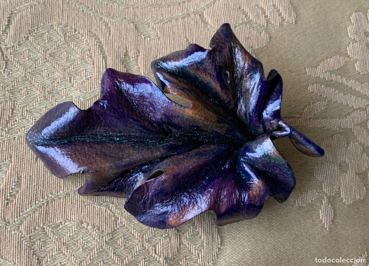 Vintage: BROCHE DE CUERO HECHO A MANO CON FORMA DE HOJA - Foto 1