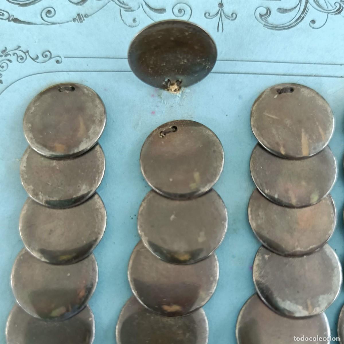 Vintage: 48 lentejuelas, cuentas o botones de metal, color &oacute;nix, a&ntilde;os 1930. 1,3 cm.