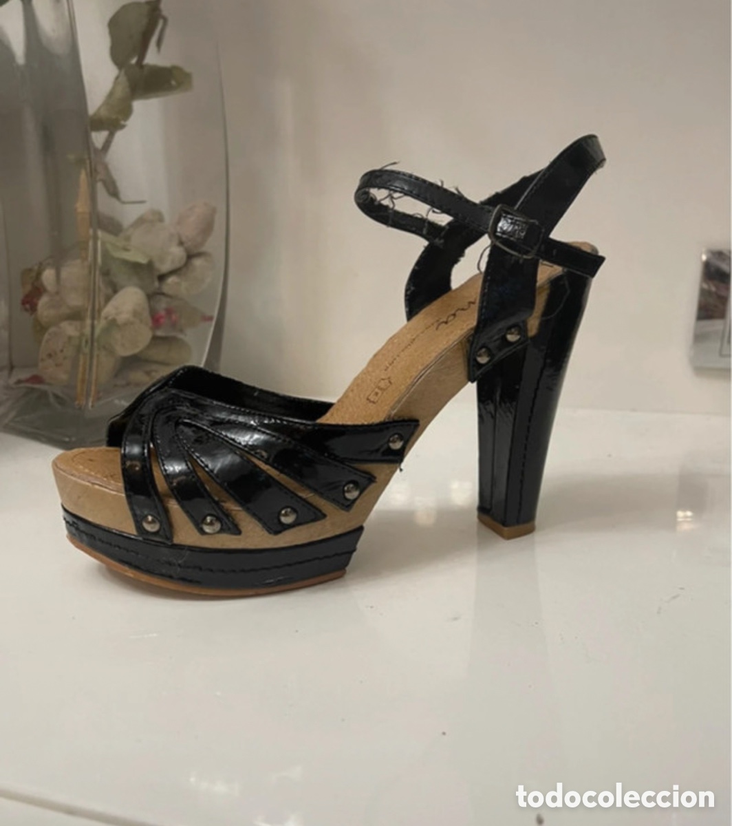 Vintage: Sandalias de tac&oacute;n negras - Foto 1