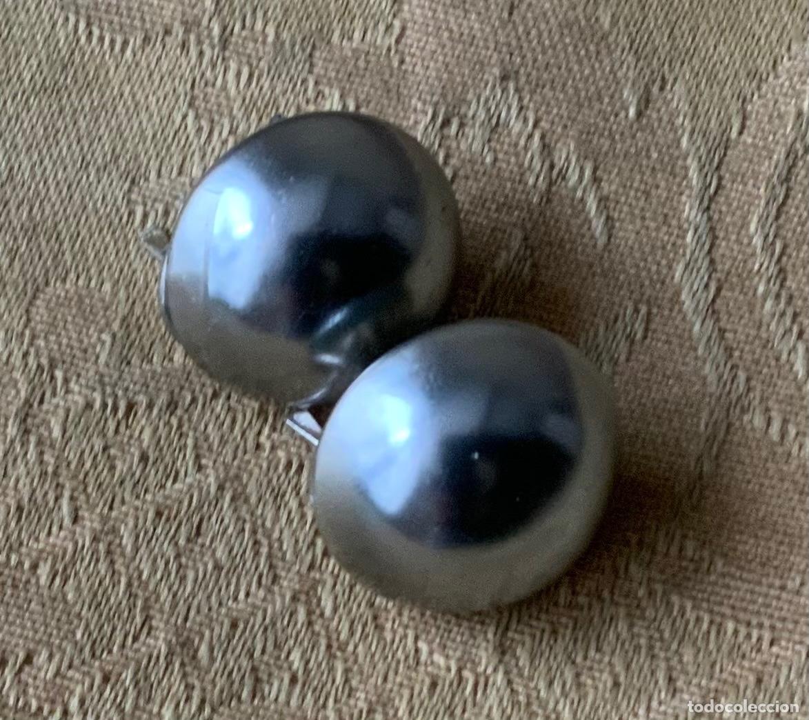 Vintage: PENDIENTES PERLA GRIS SINT&Eacute;TICA CIERRE OMEGA - Foto 1
