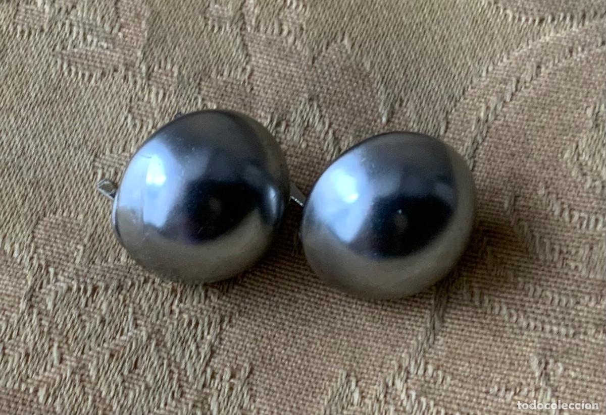 Vintage: PENDIENTES PERLA GRIS SINT&Eacute;TICA CIERRE OMEGA - Foto 2