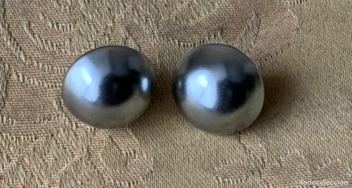 Vintage: PENDIENTES PERLA GRIS SINT&Eacute;TICA CIERRE OMEGA - Foto 3