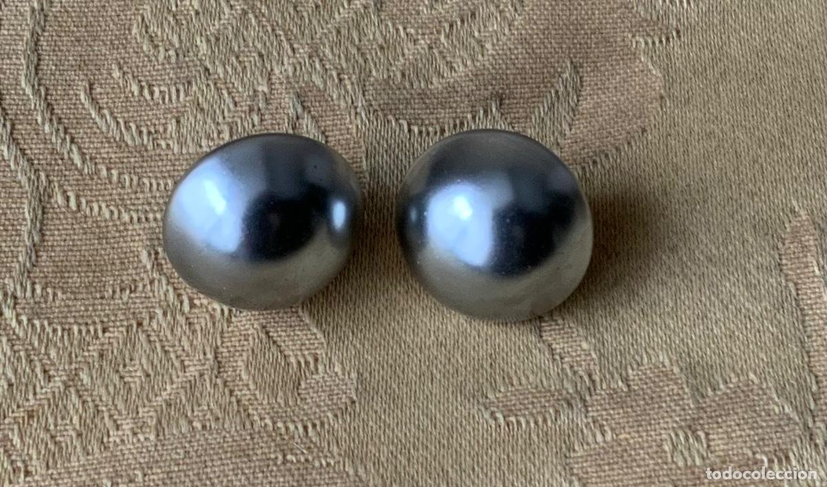 Vintage: PENDIENTES PERLA GRIS SINT&Eacute;TICA CIERRE OMEGA - Foto 5