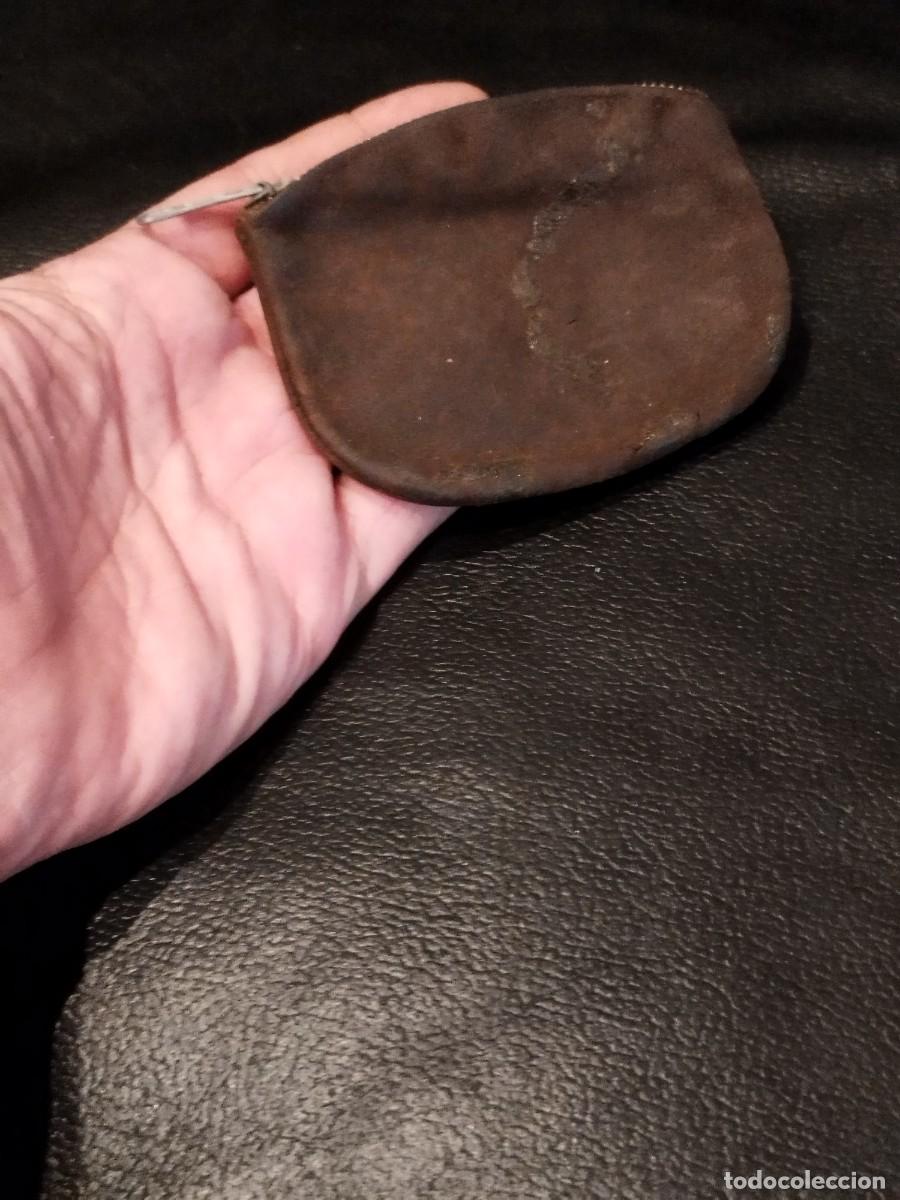Vintage: Antiguo monedero de piel, con mancha. - Foto 1