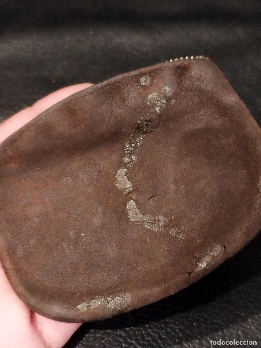 Vintage: Antiguo monedero de piel, con mancha. - Foto 2