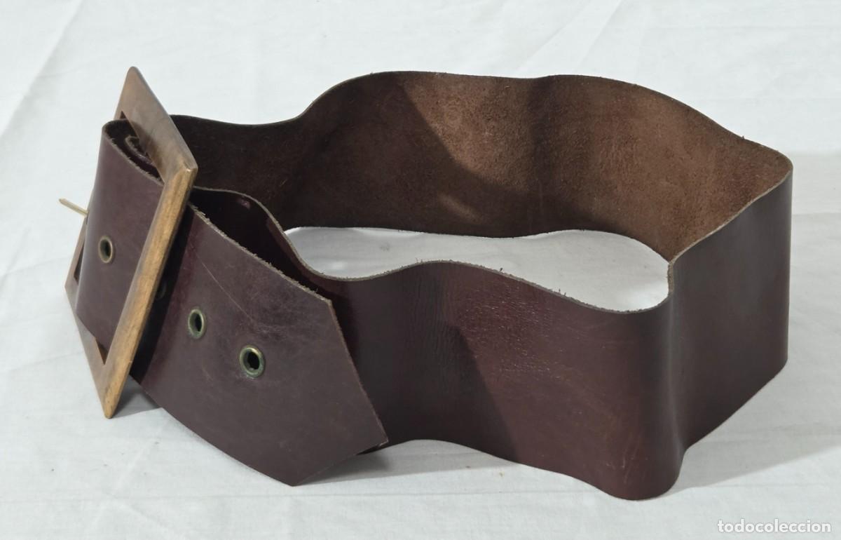 Vintage: Gran cinturon de cuero con hebilla cuadrada de madera - Foto 4