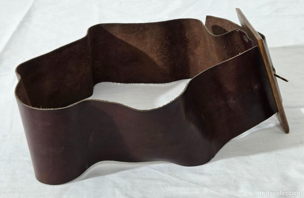 Vintage: Gran cinturon de cuero con hebilla cuadrada de madera - Foto 7