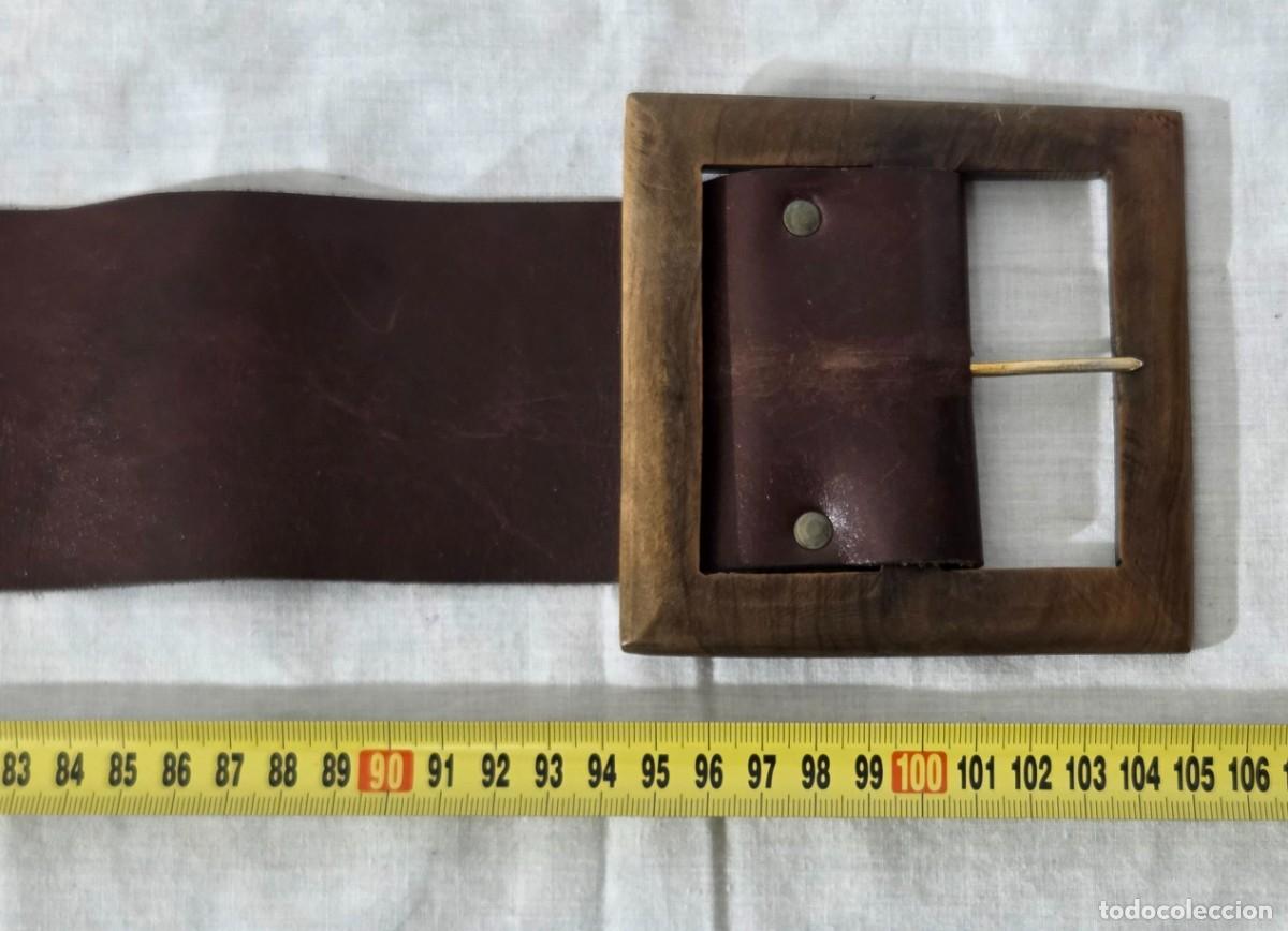 Vintage: Gran cinturon de cuero con hebilla cuadrada de madera - Foto 13