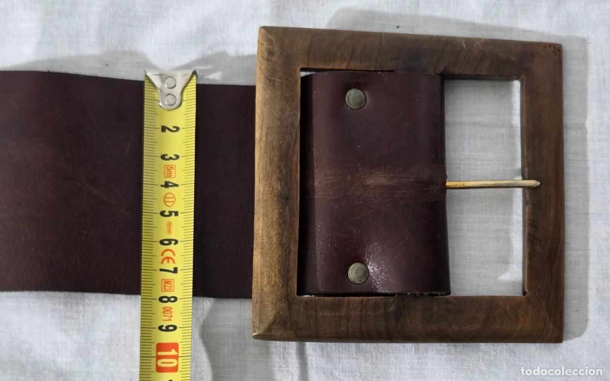 Vintage: Gran cinturon de cuero con hebilla cuadrada de madera - Foto 14