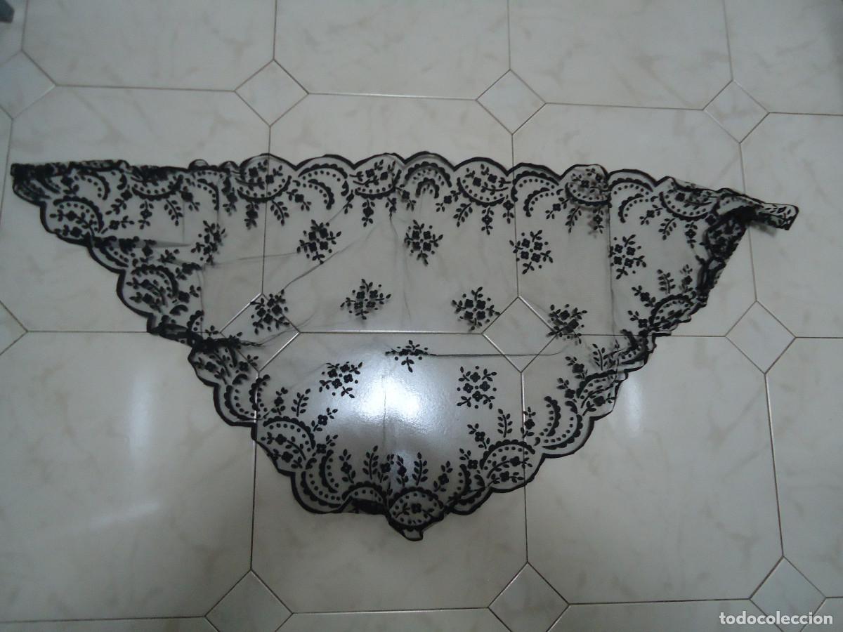 Vintage: MANTILLA TRIANGULAR DE COLOR NEGRO. MIDE 50 X 105 CTMS. -- 24 - Foto 1