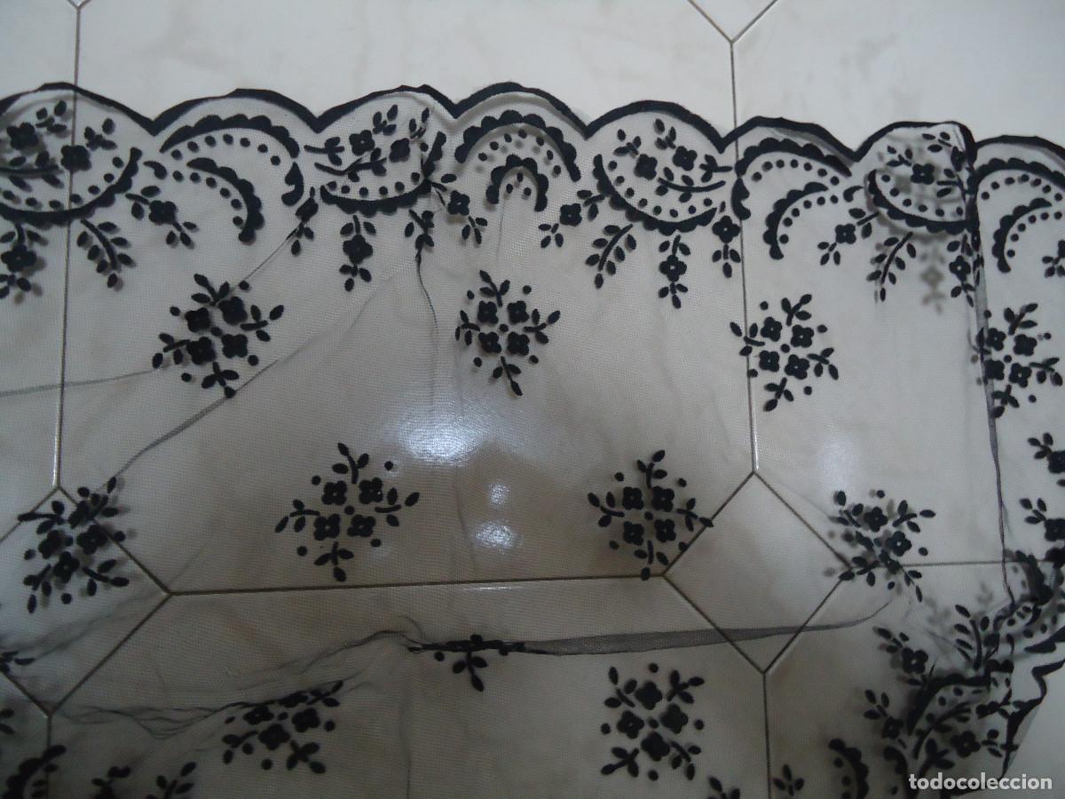 Vintage: MANTILLA TRIANGULAR DE COLOR NEGRO. MIDE 50 X 105 CTMS. -- 24 - Foto 2