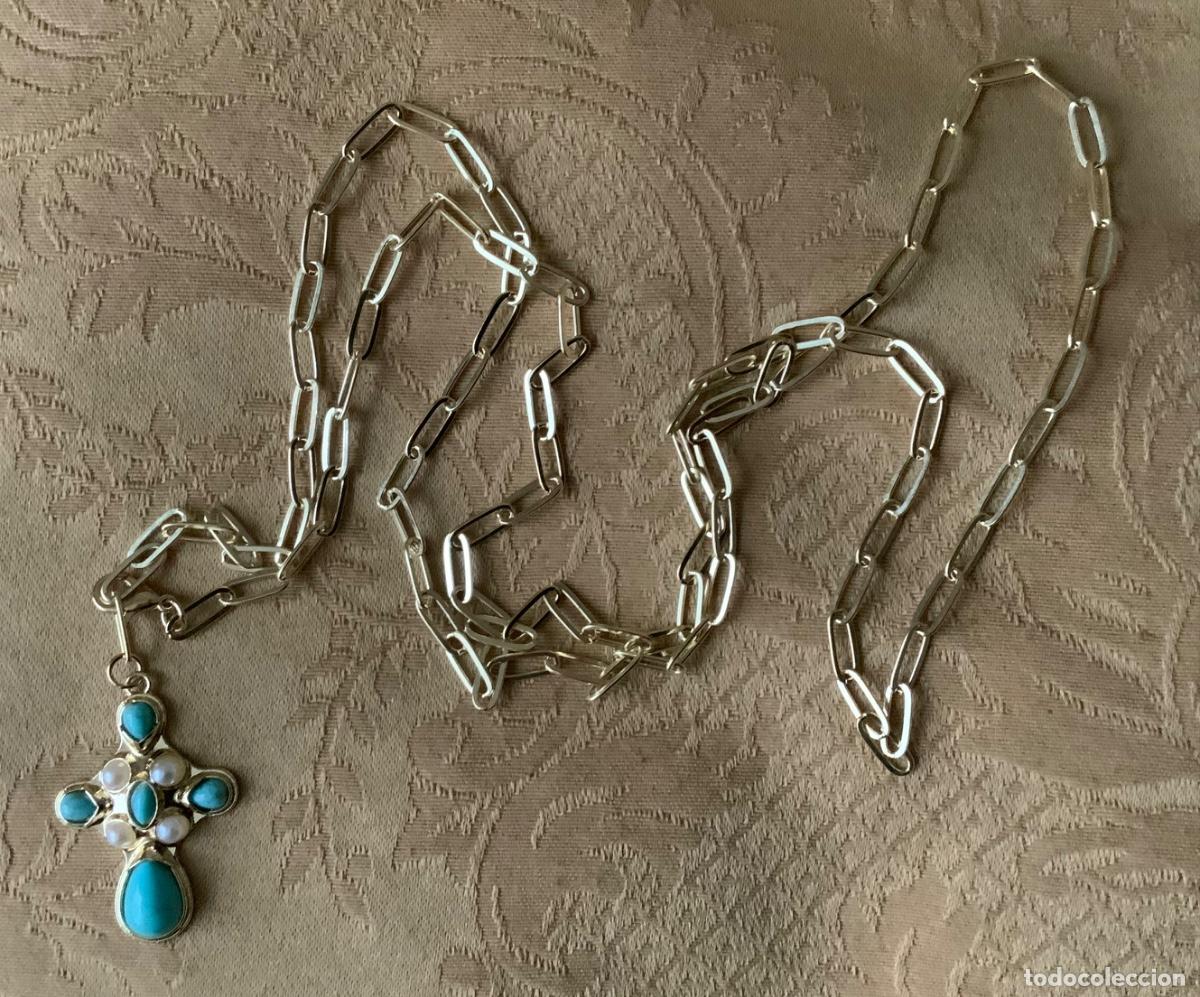 Vintage: CADENA LARGA DORADA CON CRUZ TURQUESA Y PERLAS - Foto 2