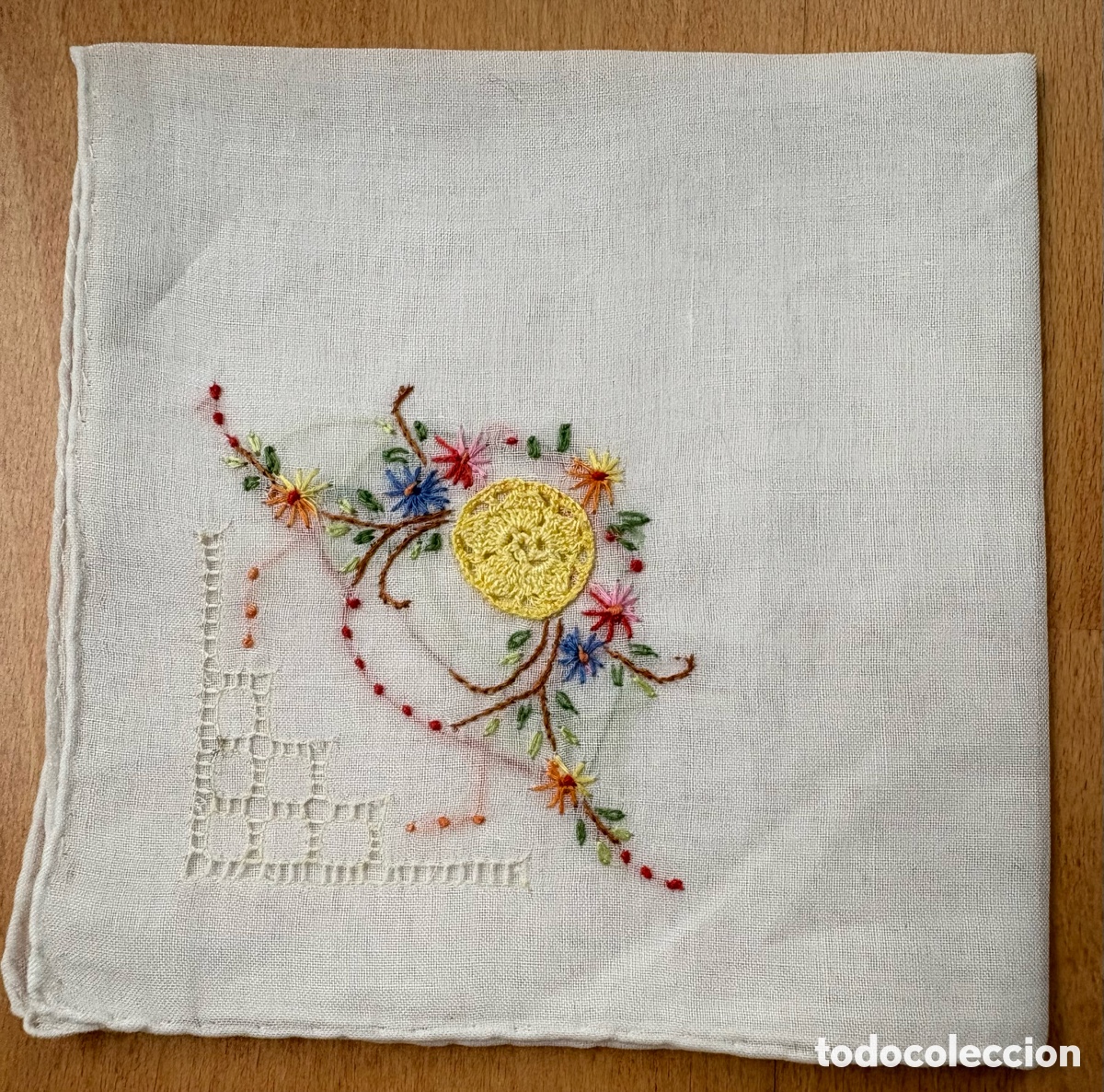 Vintage: (L591) Pa&ntilde;uelo vintage bordado a mano con flores y calado geom&eacute;trico &ndash; sin uso