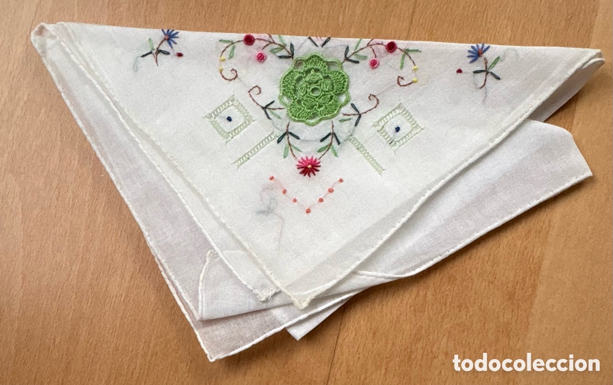 Vintage: (L594) Pa&ntilde;uelo vintage bordado a mano con flores y calado geom&eacute;trico &ndash; sin uso
