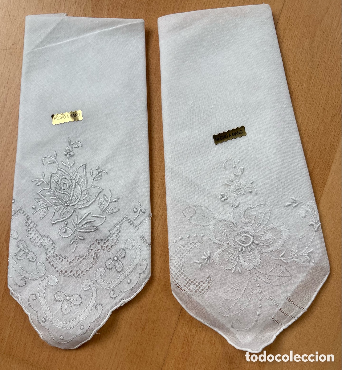 Vintage: (L595) Pareja de pa&ntilde;uelos bordados a mano &ndash; Blanco puro y gris perla &ndash; &ldquo;HECHO A MANO&rdquo; &ndash; 24 x 24 cm