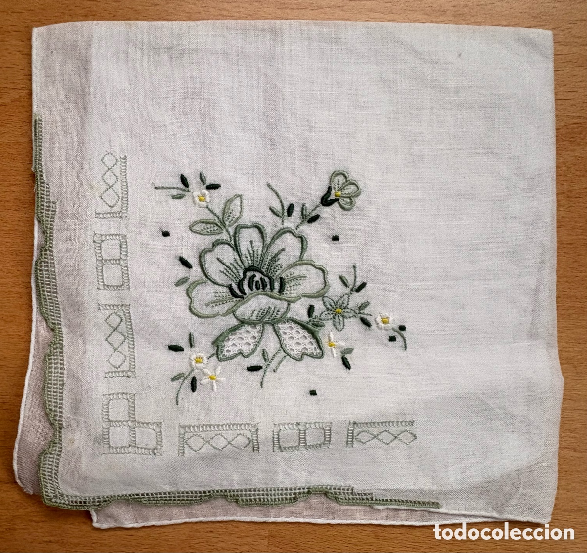 Vintage: (L599) Pa&ntilde;uelo vintage de lino bordado a mano &ndash; dise&ntilde;o floral verde en esquina &ndash; a&ntilde;os 50&ndash;60