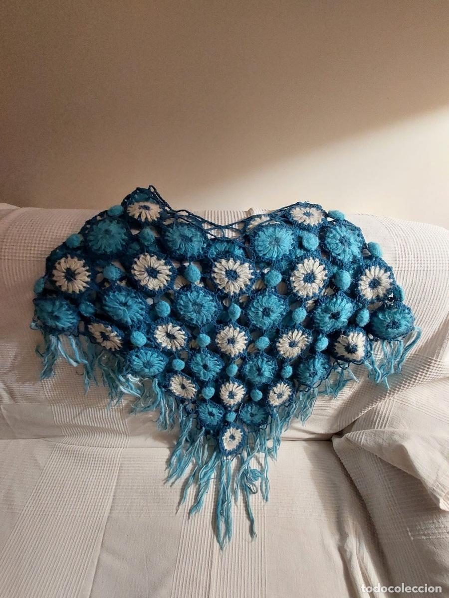 Vintage: CHAL/PONCHO FLORES BLANCAS Y AZUL - Foto 1