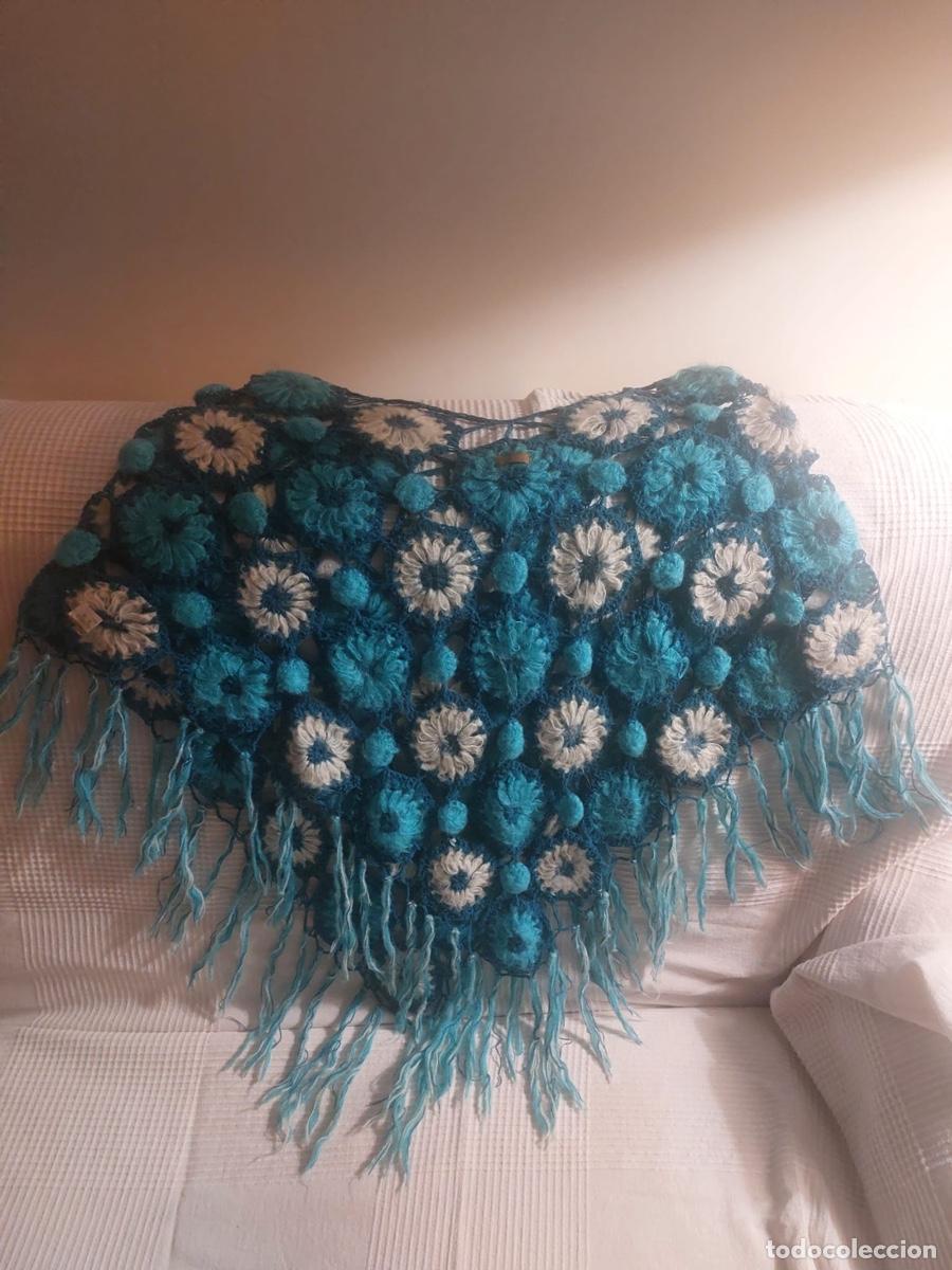 Vintage: CHAL/PONCHO FLORES BLANCAS Y AZUL - Foto 2