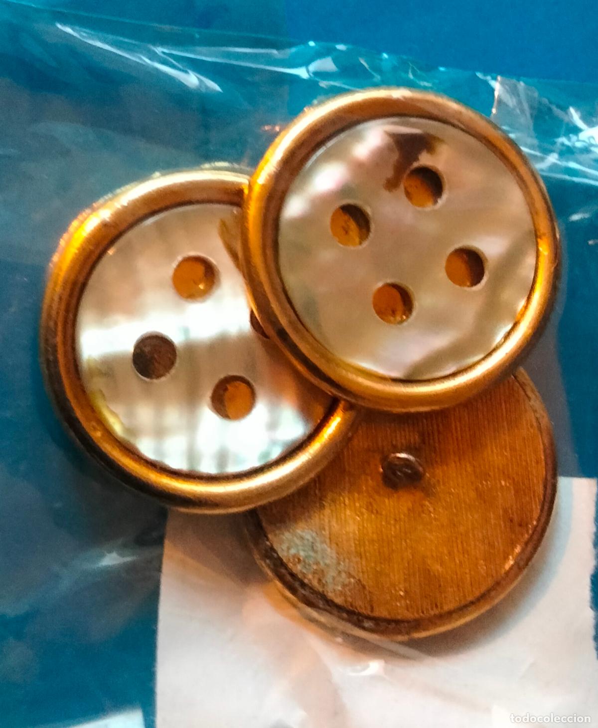 Vintage: Tres botones de metal y coral. - Foto 1