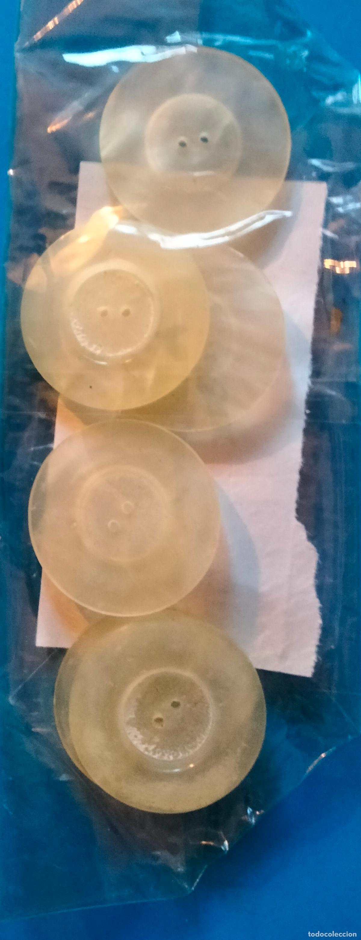 Vintage: Seis botones de pl&aacute;stico. - Foto 1
