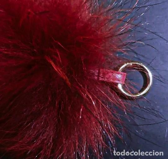Vintage: LLAVERO O COLGANTE DE BOLSO CON BOLA DE PELO GRANATE. ALPACA DORADA
