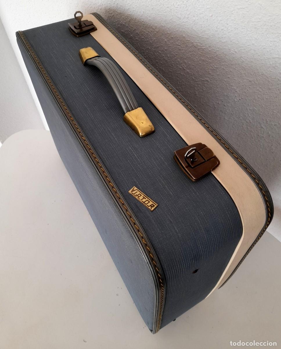 Vintage: Gran maleta vintage Viator conserva chapa metal azul con tira blanca dos llaves funcionan 60x48 cm