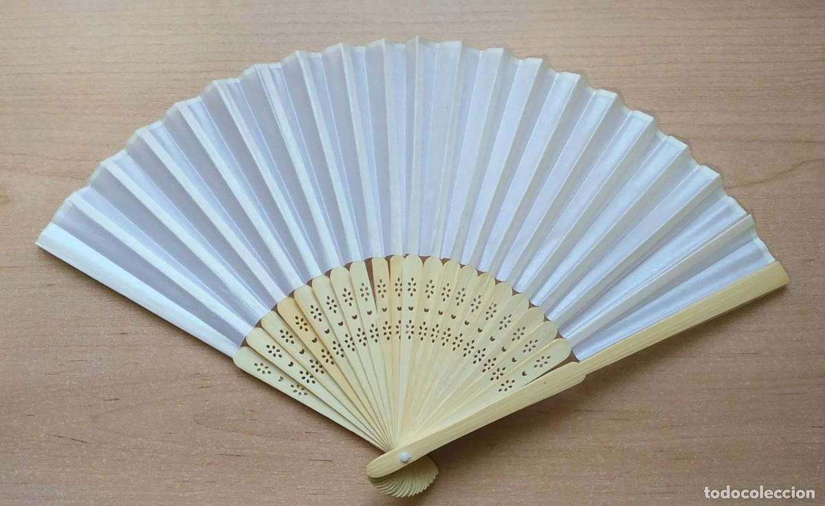 Vintage: Ve 14 Abanico madera trabajada y papel plastificado blanco - cerrado 21cm largo