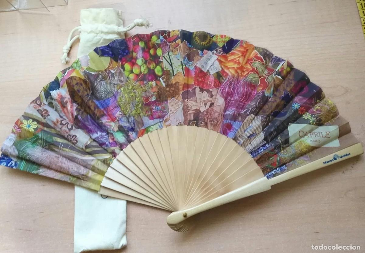 Vintage: Ve 17 Abanico madera - CAPRILE para Manos Unidas - estampado colores calientes - cerrado 24cm