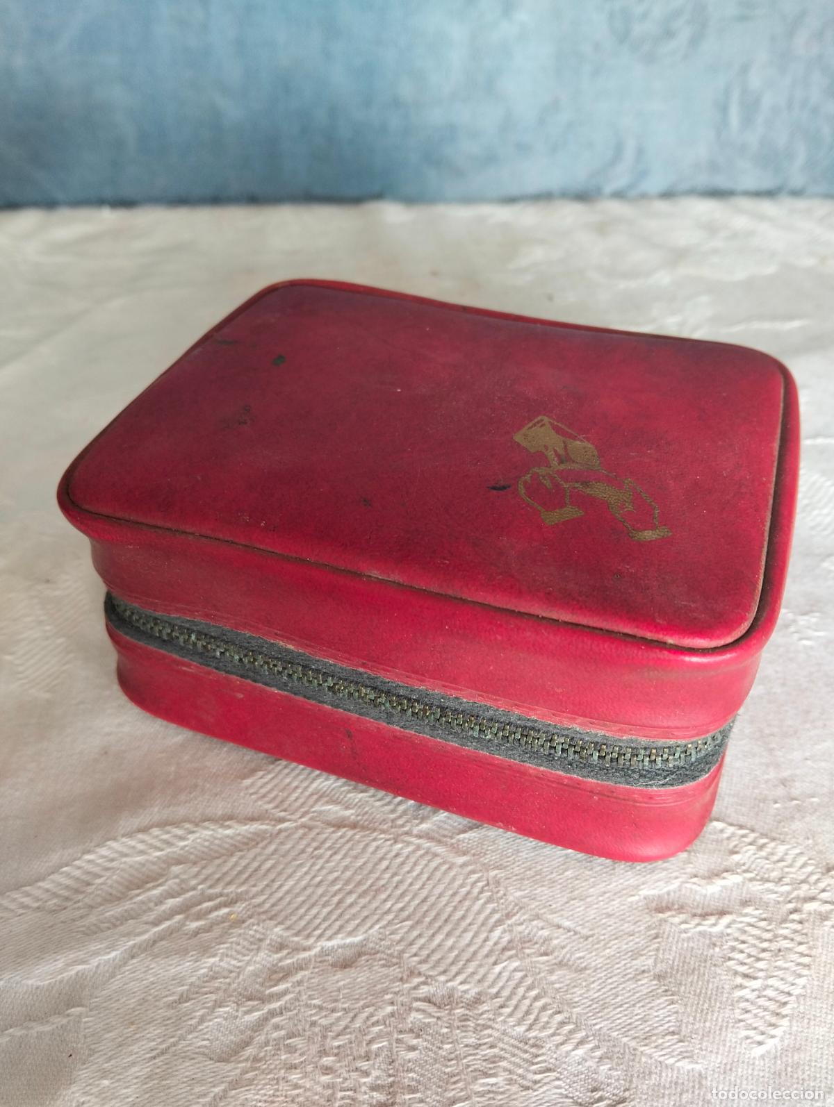 Vintage: Estuche rojo de limpieza de calzado con cepillo y caja de lata de bet&uacute;n de los a&ntilde;os 70