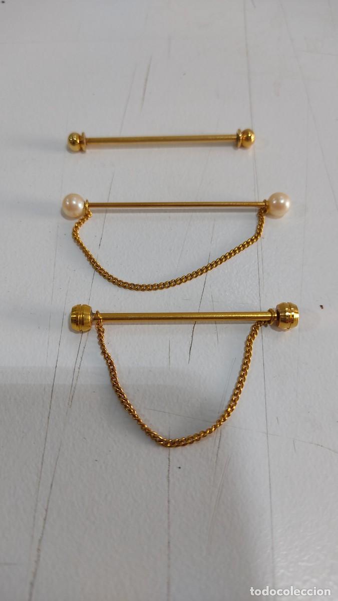 Vintage: 1064 TRES PASADORES DE CAMISA, REALIZADOS EN METAL DORADO, DOS CON CADENA, A&Ntilde;OS 70, SIN USAR