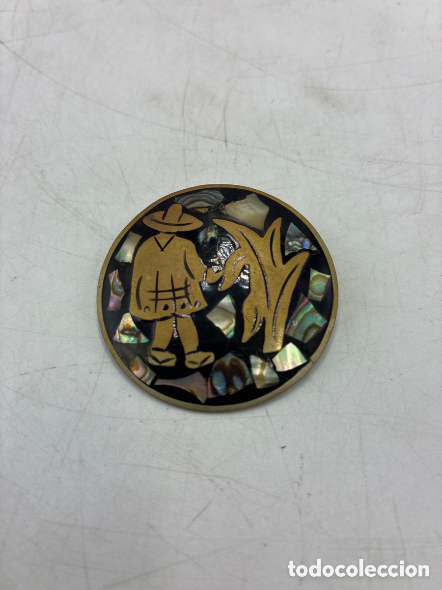 Vintage: Alfiler o Broche con incrustaciones de n&aacute;car.