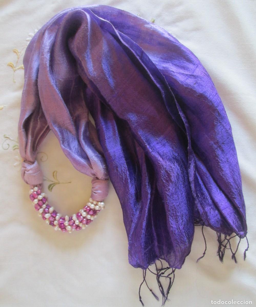 Vintage: Fular en tela de seda salvaje y adorno en perlas de agua dulce, color morado en degrad&eacute;.