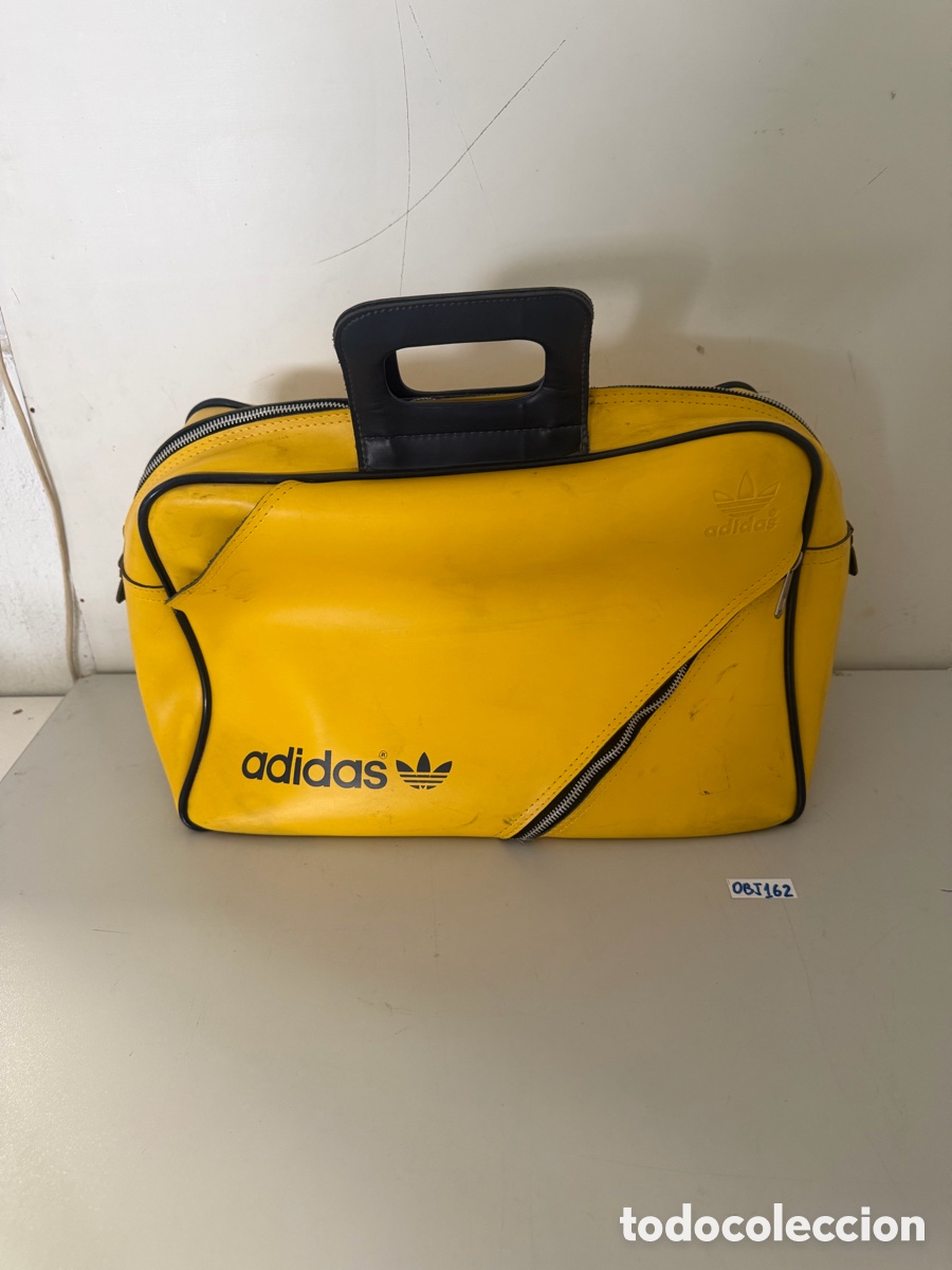 Vintage: Bolso Adidas. A&ntilde;os 70. Color amarillo con logo y ribetes negros