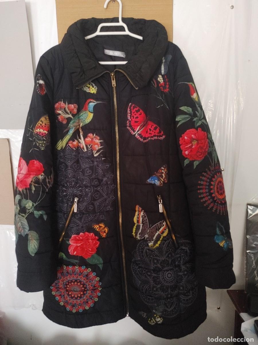 Vintage: abrigo precioso acolchado estampado talla L-XL,mide 53 de axila a axila ,66 de largo,