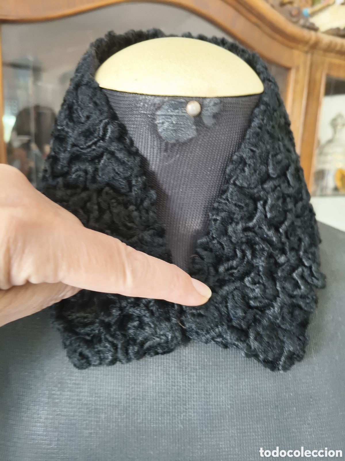 Vintage: Cuello vintage en s&iacute;mil piel negra