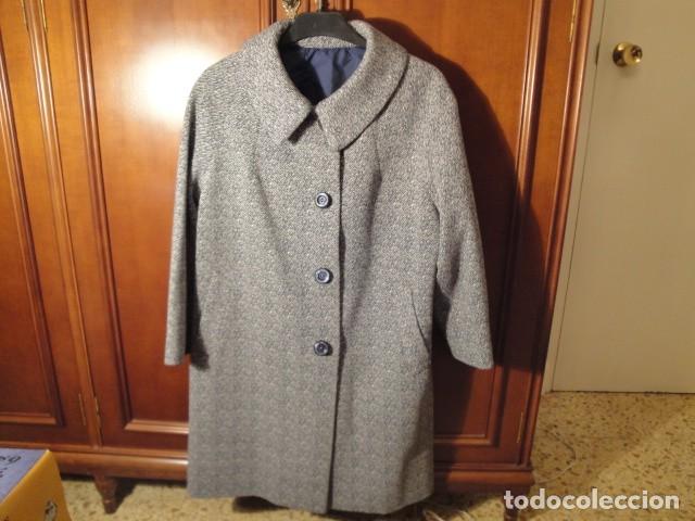 Vintage: Abrigo vestir, color gris-azul. Forro azul.
