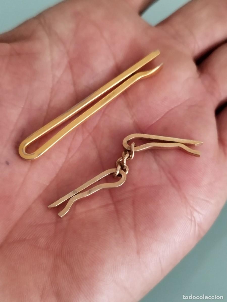 Vintage: Dos antiguos pasadores de corbata, de metal dorado a identificar.