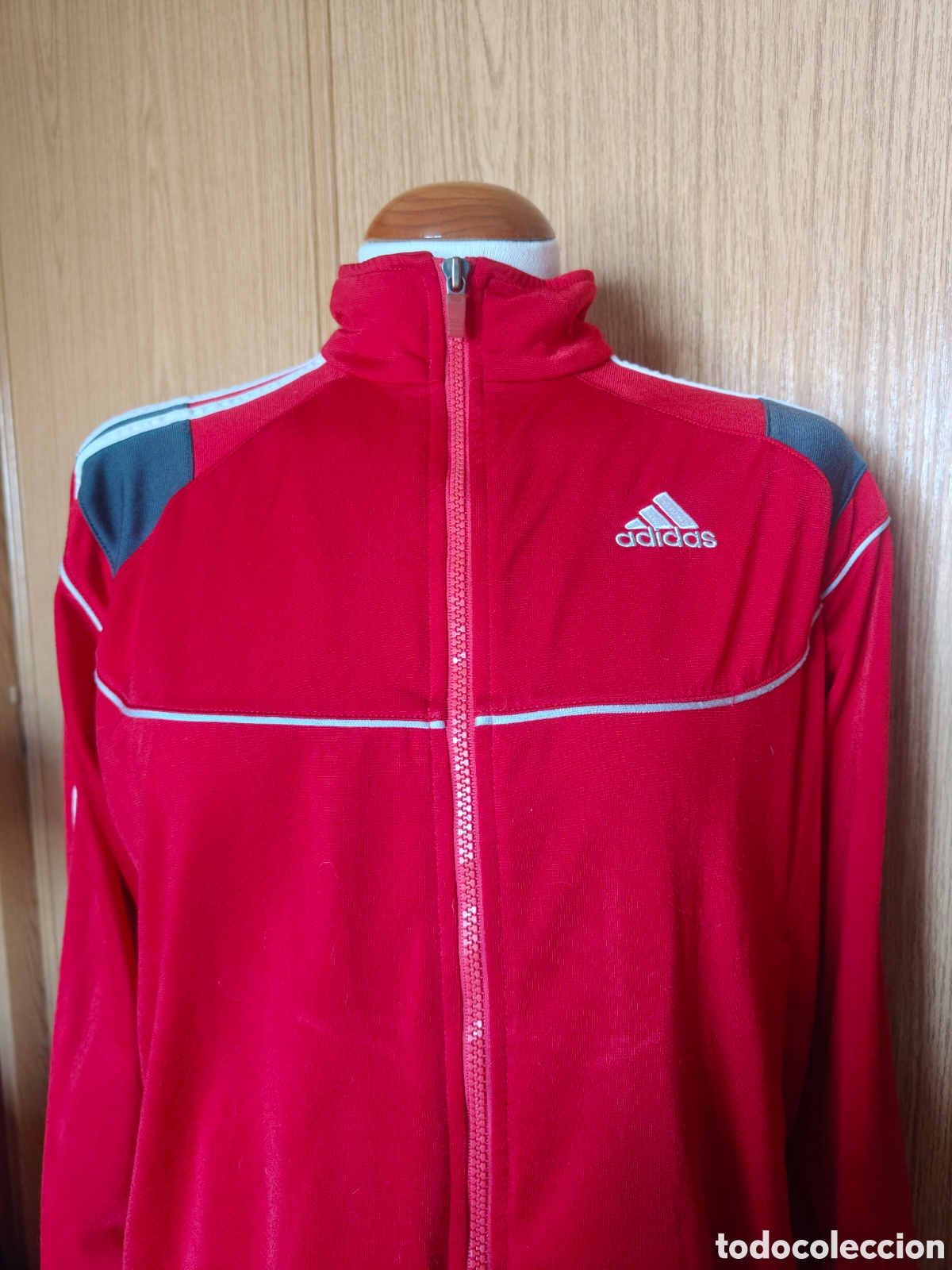 Vintage: Chaqueta deportiva Adidas roja vintage tipo ch&aacute;ndal track jacket talla S