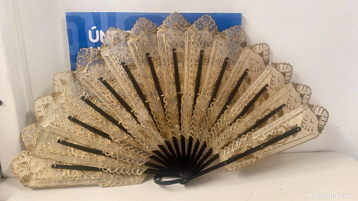 Vintage: Abanico vintage de vitela con acabado dorado