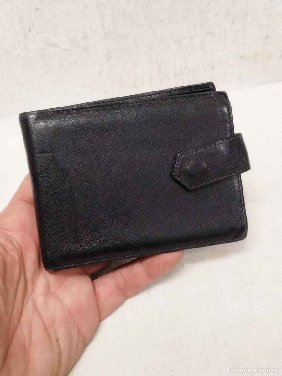 Vintage: Antigua cartera o billetera de piel de color negro.