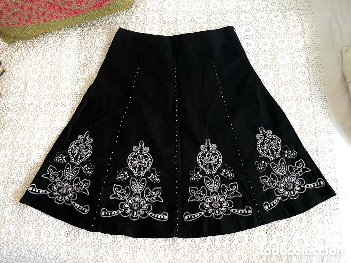 Vintage: Falda negra vintage bordada