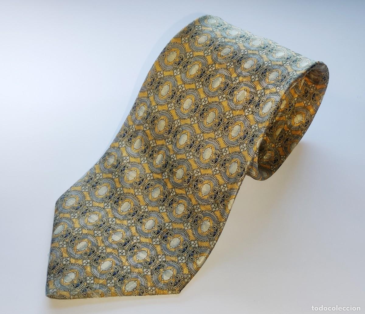 Vintage: CORBATA SEDA NATURAL DE ARIES, COLOR DORADO CON MOTIVO BARROCO. 151 CM. DE LARGO